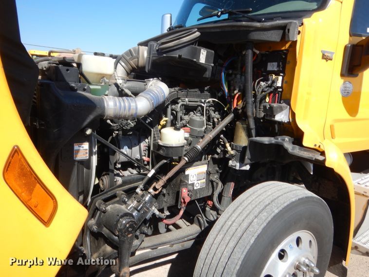 image for item ET9184 2017 Peterbilt 579  semi truck