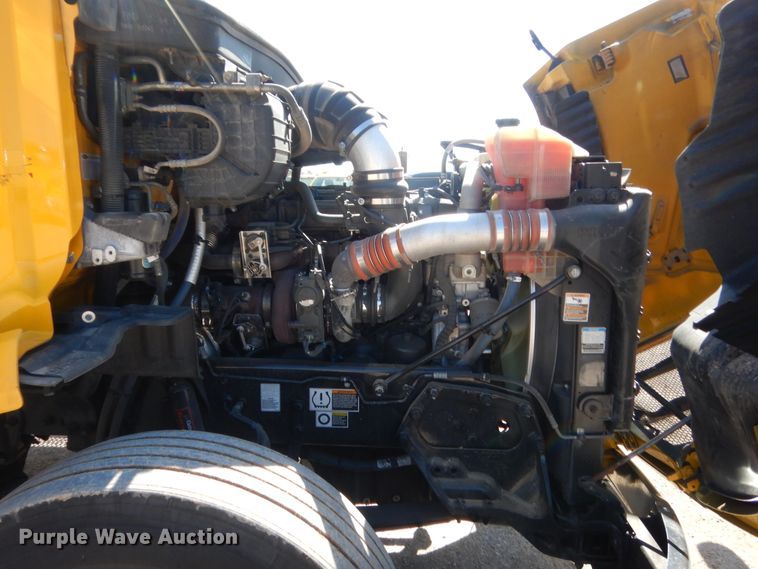 image for item ET9184 2017 Peterbilt 579  semi truck