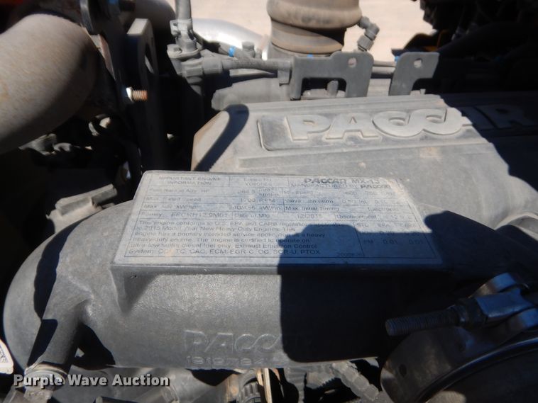 image for item ET9184 2017 Peterbilt 579  semi truck