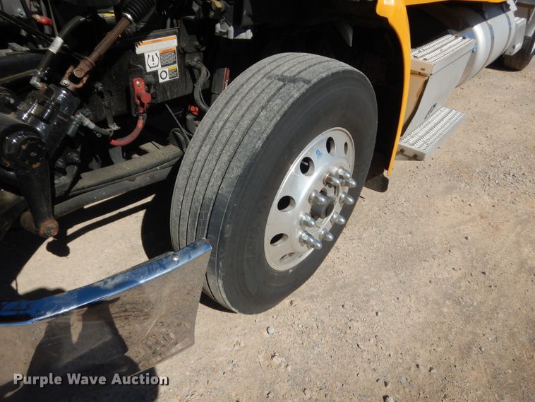 image for item ET9184 2017 Peterbilt 579  semi truck