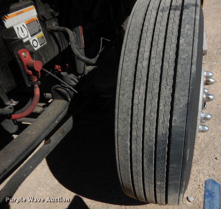 image for item ET9184 2017 Peterbilt 579  semi truck