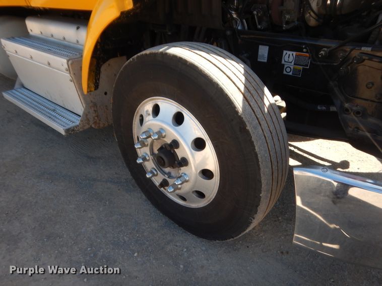 image for item ET9184 2017 Peterbilt 579  semi truck