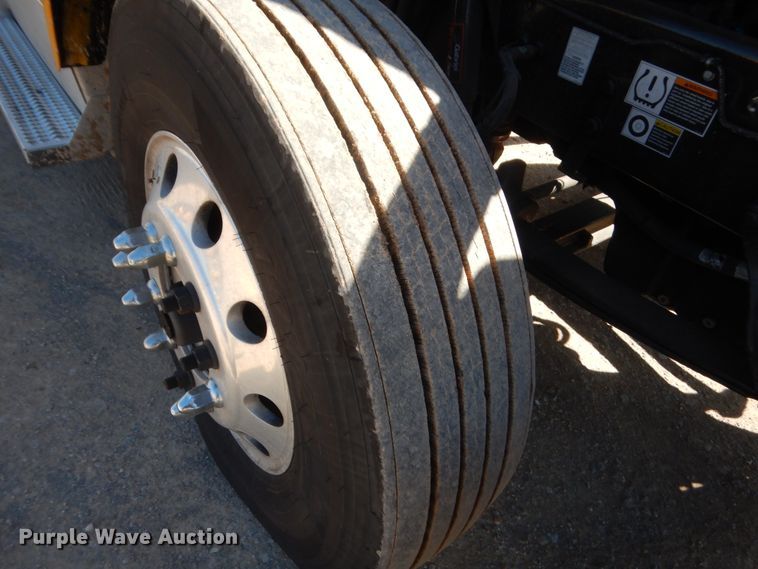 image for item ET9184 2017 Peterbilt 579  semi truck