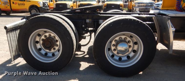 image for item ET9184 2017 Peterbilt 579  semi truck