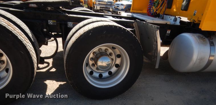 image for item ET9184 2017 Peterbilt 579  semi truck