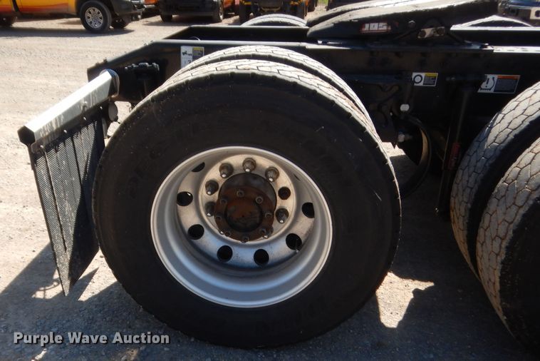 image for item ET9184 2017 Peterbilt 579  semi truck