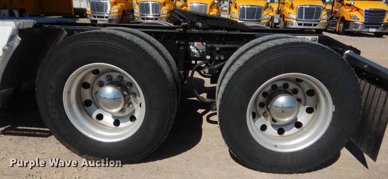 image for item ET9184 2017 Peterbilt 579  semi truck