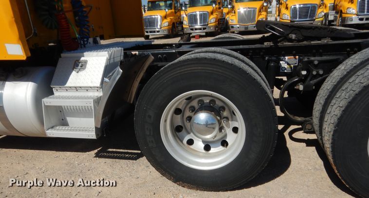 image for item ET9184 2017 Peterbilt 579  semi truck