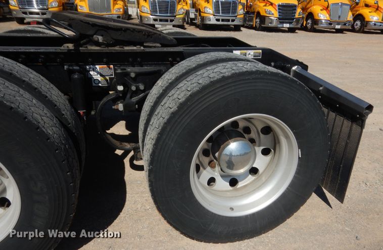 image for item ET9184 2017 Peterbilt 579  semi truck