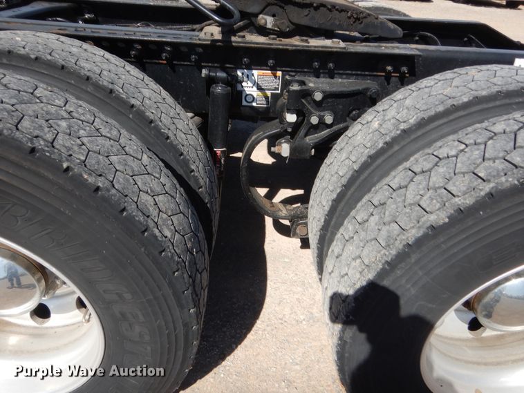 image for item ET9184 2017 Peterbilt 579  semi truck