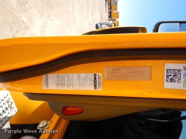 image for item ET9184 2017 Peterbilt 579  semi truck