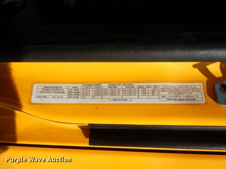 image for item ET9184 2017 Peterbilt 579  semi truck