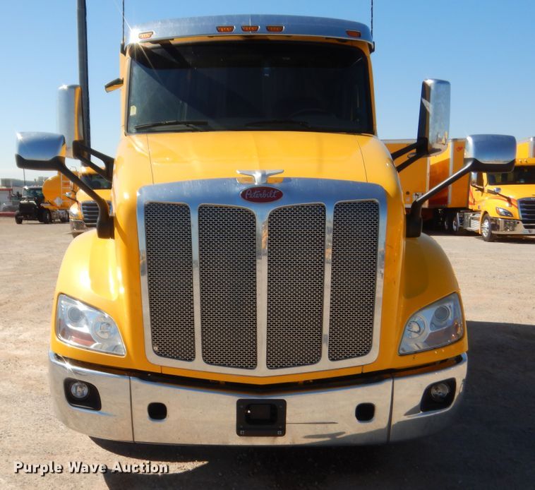 image for item ET9185 2016 Peterbilt 579  semi truck