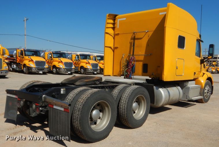 image for item ET9185 2016 Peterbilt 579  semi truck