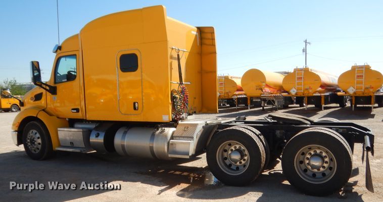 image for item ET9185 2016 Peterbilt 579  semi truck