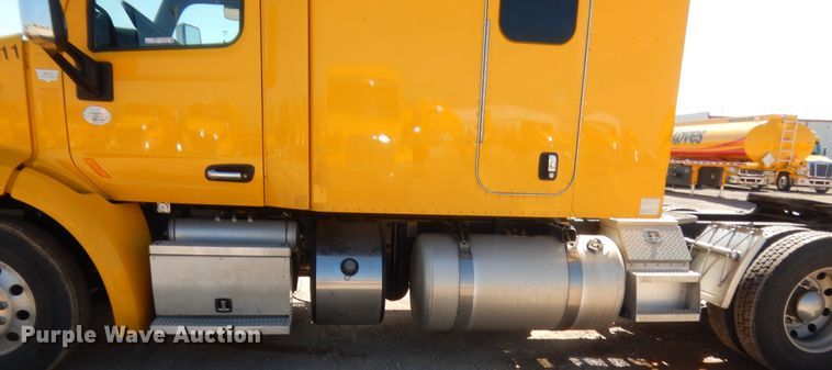 image for item ET9185 2016 Peterbilt 579  semi truck