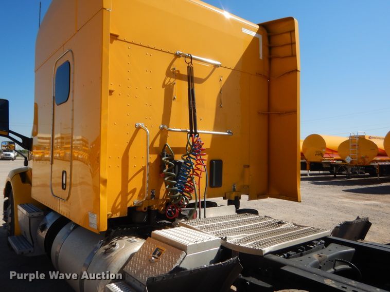 image for item ET9185 2016 Peterbilt 579  semi truck