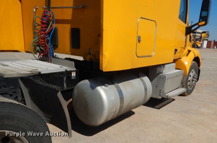 image for item ET9185 2016 Peterbilt 579  semi truck