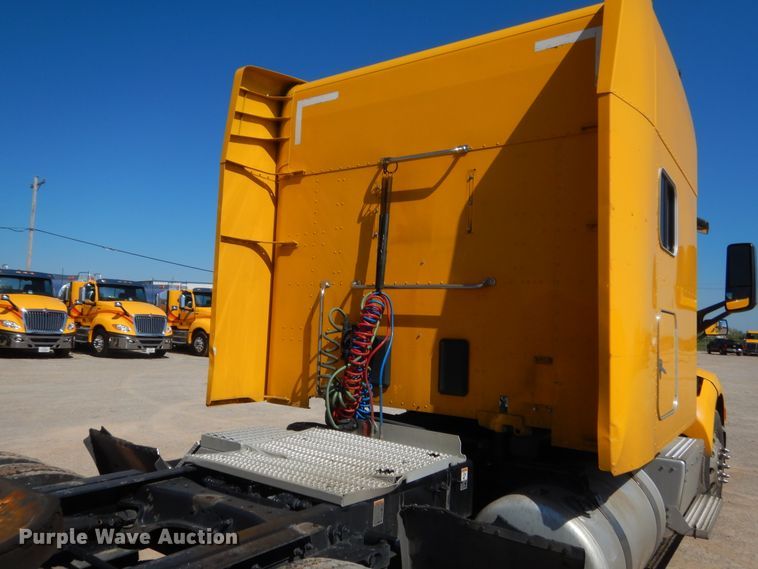 image for item ET9185 2016 Peterbilt 579  semi truck