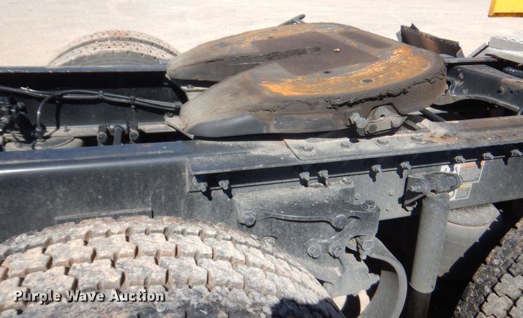 image for item ET9185 2016 Peterbilt 579  semi truck