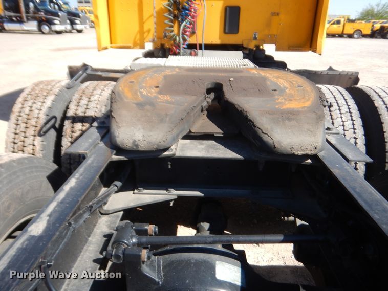 image for item ET9185 2016 Peterbilt 579  semi truck