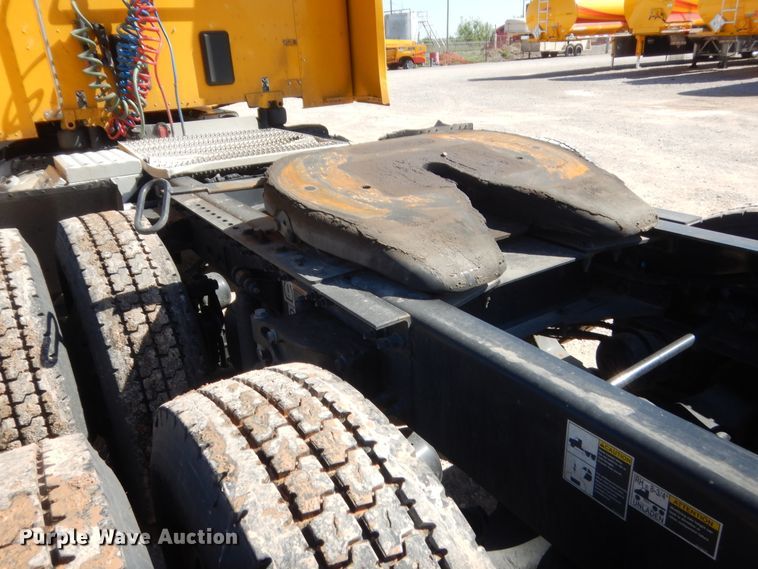 image for item ET9185 2016 Peterbilt 579  semi truck