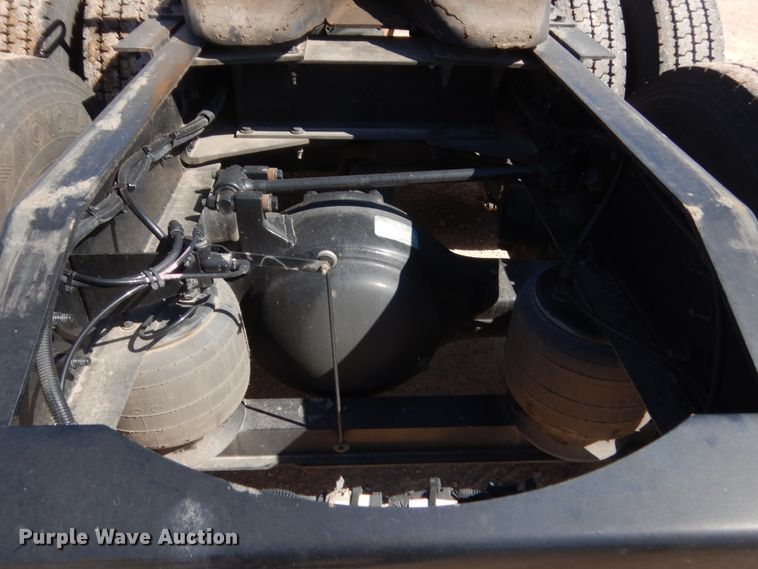 image for item ET9185 2016 Peterbilt 579  semi truck