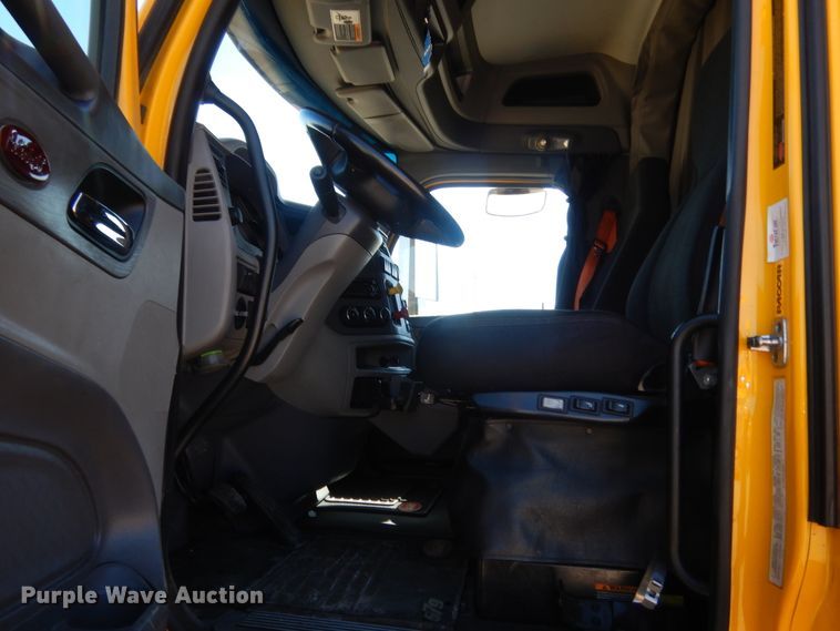 image for item ET9185 2016 Peterbilt 579  semi truck