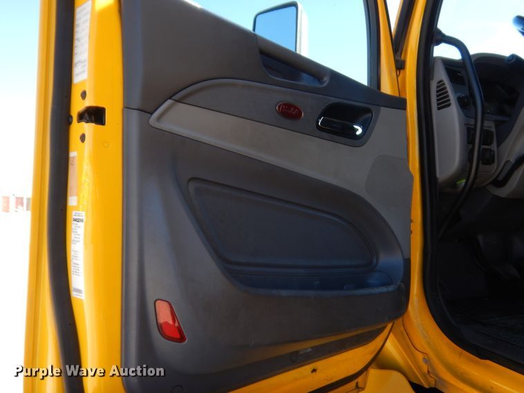 image for item ET9185 2016 Peterbilt 579  semi truck