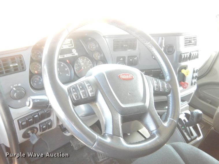 image for item ET9185 2016 Peterbilt 579  semi truck