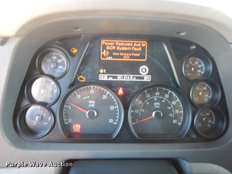 image for item ET9185 2016 Peterbilt 579  semi truck