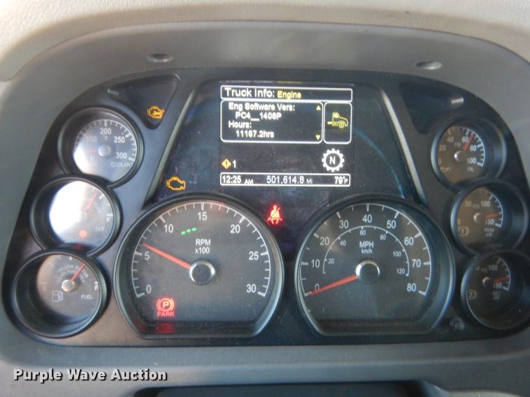 image for item ET9185 2016 Peterbilt 579  semi truck