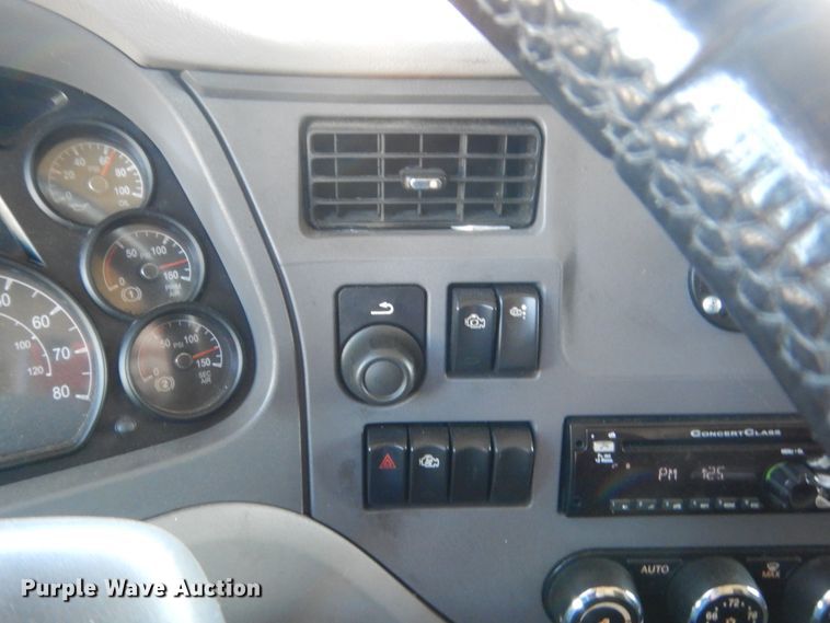 image for item ET9185 2016 Peterbilt 579  semi truck