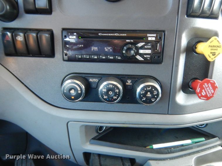 image for item ET9185 2016 Peterbilt 579  semi truck