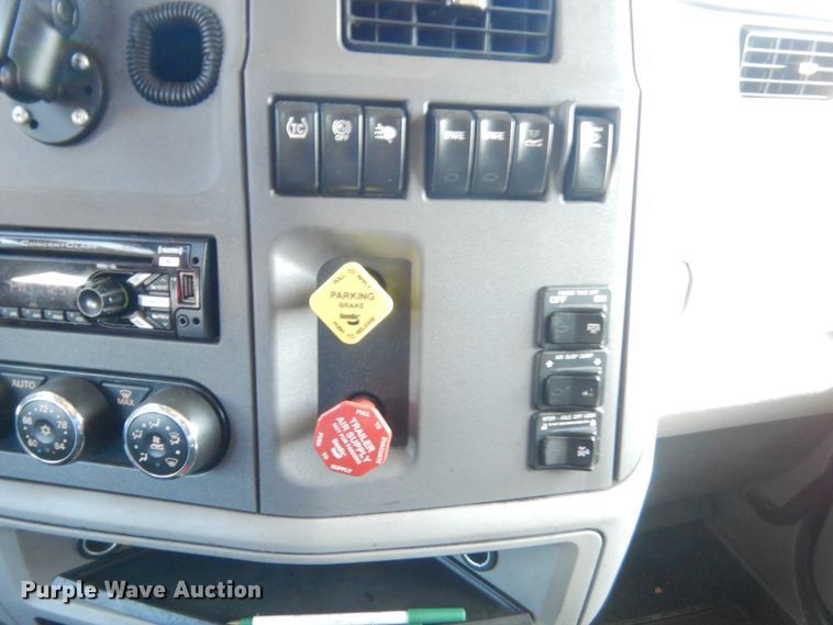 image for item ET9185 2016 Peterbilt 579  semi truck