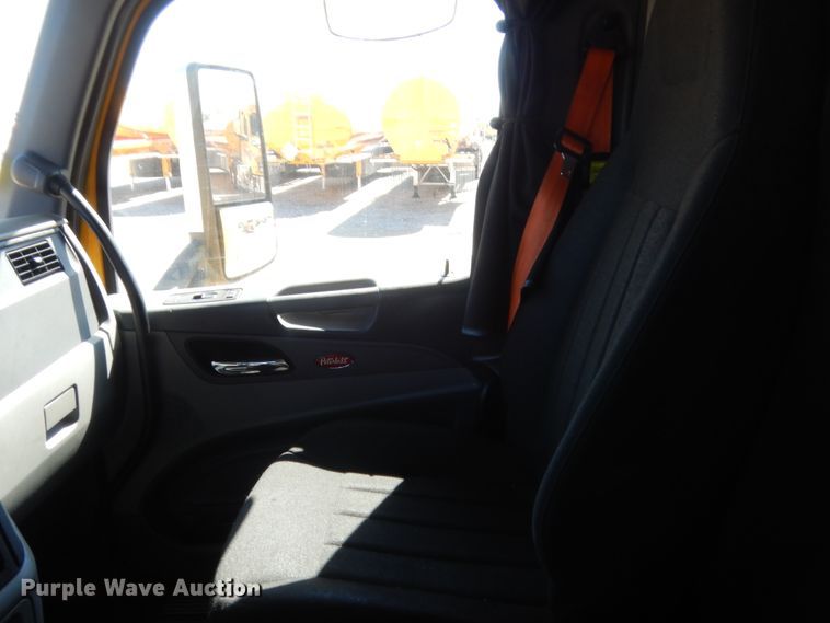 image for item ET9185 2016 Peterbilt 579  semi truck