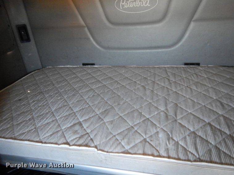 image for item ET9185 2016 Peterbilt 579  semi truck