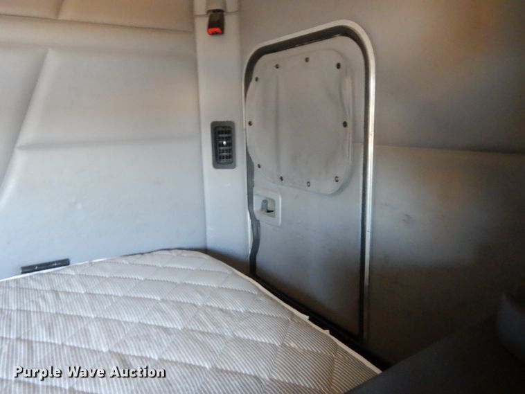 image for item ET9185 2016 Peterbilt 579  semi truck