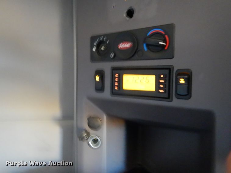 image for item ET9185 2016 Peterbilt 579  semi truck