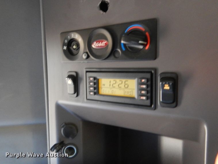 image for item ET9185 2016 Peterbilt 579  semi truck