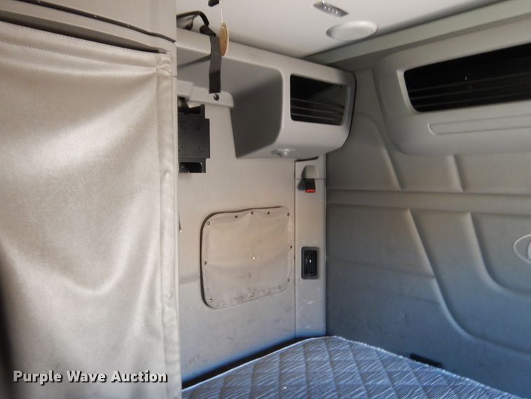 image for item ET9185 2016 Peterbilt 579  semi truck