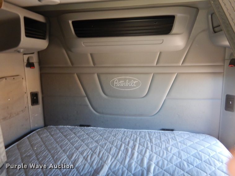 image for item ET9185 2016 Peterbilt 579  semi truck