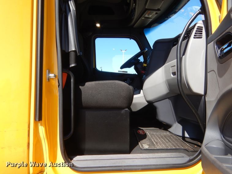 image for item ET9185 2016 Peterbilt 579  semi truck
