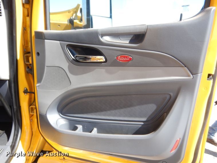 image for item ET9185 2016 Peterbilt 579  semi truck