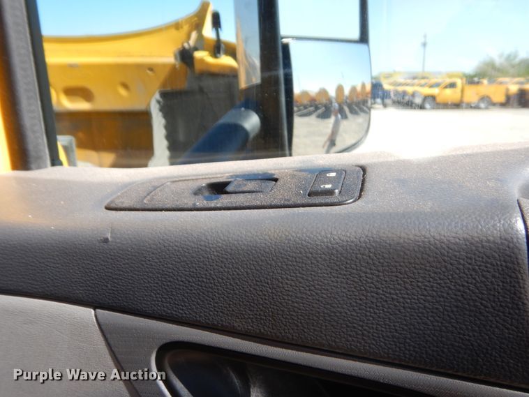 image for item ET9185 2016 Peterbilt 579  semi truck