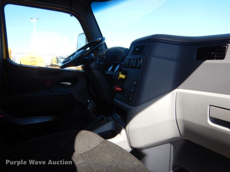 image for item ET9185 2016 Peterbilt 579  semi truck