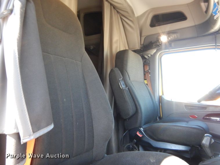 image for item ET9185 2016 Peterbilt 579  semi truck