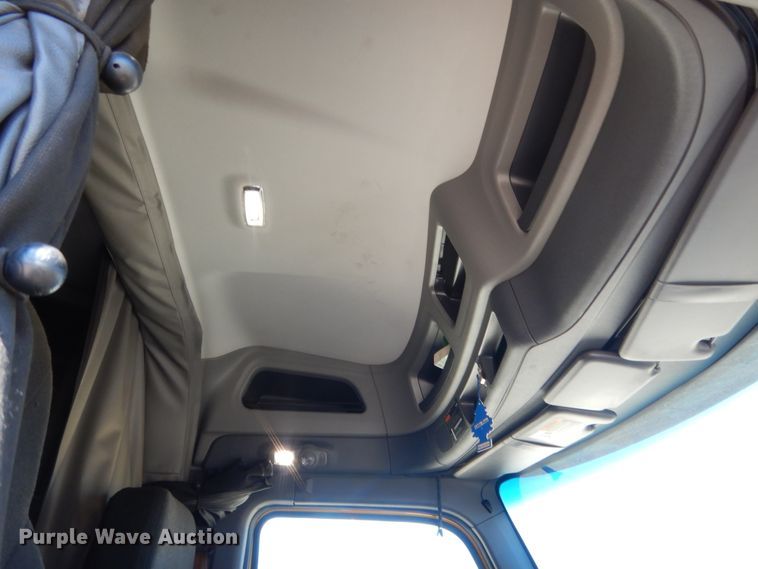 image for item ET9185 2016 Peterbilt 579  semi truck