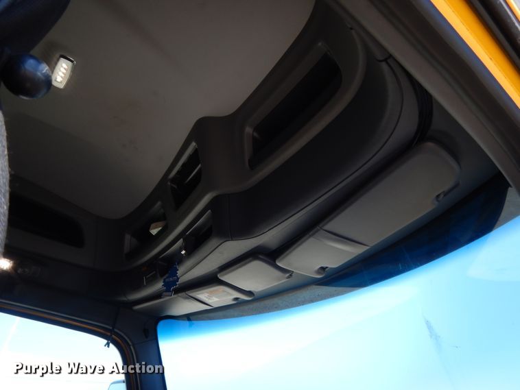 image for item ET9185 2016 Peterbilt 579  semi truck