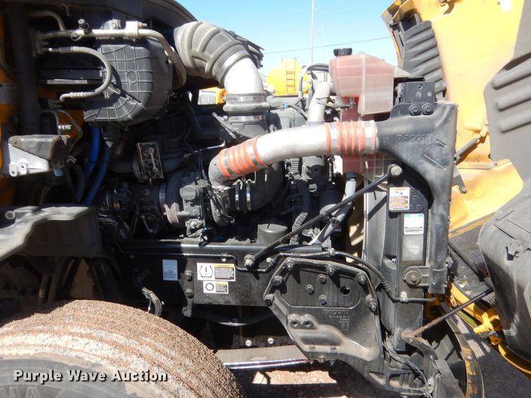 image for item ET9185 2016 Peterbilt 579  semi truck